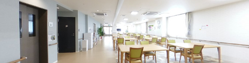 介護施設の食堂と廊下