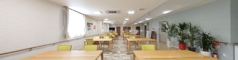 ゆったりとした介護施設の共有エリア