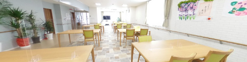 清潔感のある介護施設の食堂