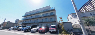 介護施設の外観と住宅街