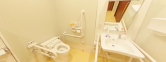 介護施設内のトイレと洗面所