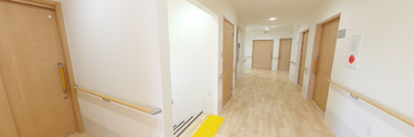 広々とした施設内の通路