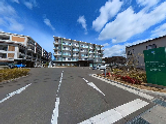 広い道路と施設の外観