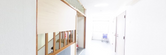 施設内部の清潔で広々とした廊下