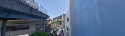 斜面に建つ青白い介護施設