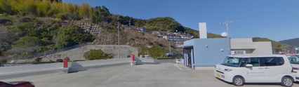 介護施設の駐車場と周辺の景色