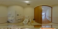介護施設内のトイレと廊下
