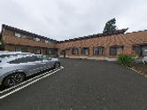 広い駐車場のある建物外観  