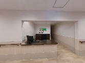 明るい廊下と受付