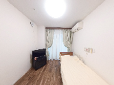 明るい個室の寝室  