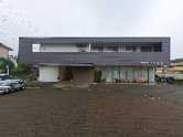 地域にある落ち着いた建物の外観  
