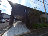 住宅街にある建物の外観  