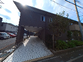 住宅街にある建物の外観  