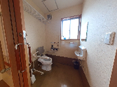 トイレと洗面台のある廊下  