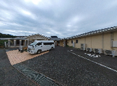 建物前の駐車場  