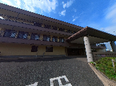 丸い外観の建物正面