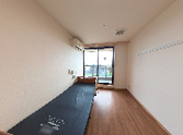 明るい個室の居室  