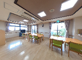 明るい共用食堂です  