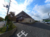 明るい施設の外観  