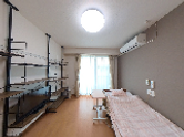 明るい居室の寝室  