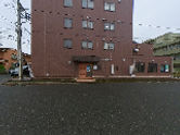 道路沿いの建物外観です  