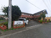 施設前の住宅街通り  