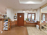 明るい受付前の廊下  