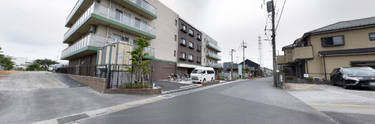 住宅街に佇む老人ホーム外観