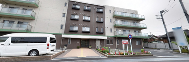 住宅街の中の介護施設外観