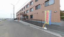 介護施設の外観とアクセス道