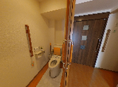 明るいトイレ前の廊下  