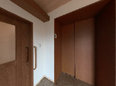 明るいエレベーター前の廊下  