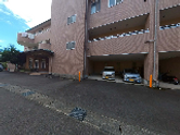 建物外観と駐車場の出入口  