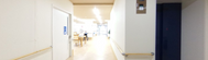 施設内の廊下と休憩のスペース