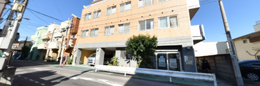 街中の快適な介護施設外観