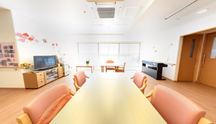 介護施設の広々とした共用エリア
