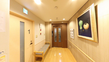 介護施設の廊下と掲示板
