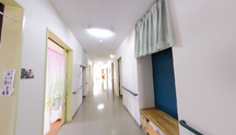 介護施設内の通路と部屋の入口