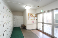 介護施設のエントランスと受付