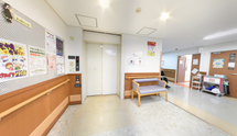 清潔で広々とした介護施設内部