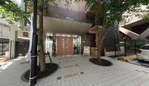 明るい施設外観と住宅街