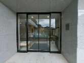 介護施設の屋外通路と建物