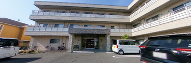 ゆったりとした施設の正面ビュー