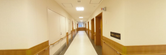 介護施設内の廊下と居住スペース