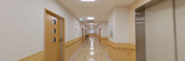 介護施設内の廊下とエレベーター