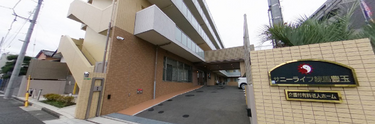 清潔感のある介護施設外観