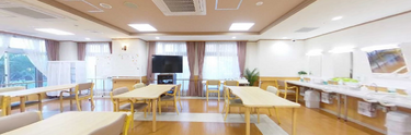 介護施設の明るい食堂エリア