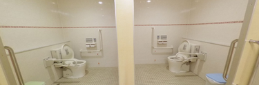 広い清掃済みのトイレ設備