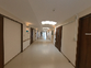 明るい廊下と扉
