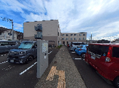 駐車場と建物外観  